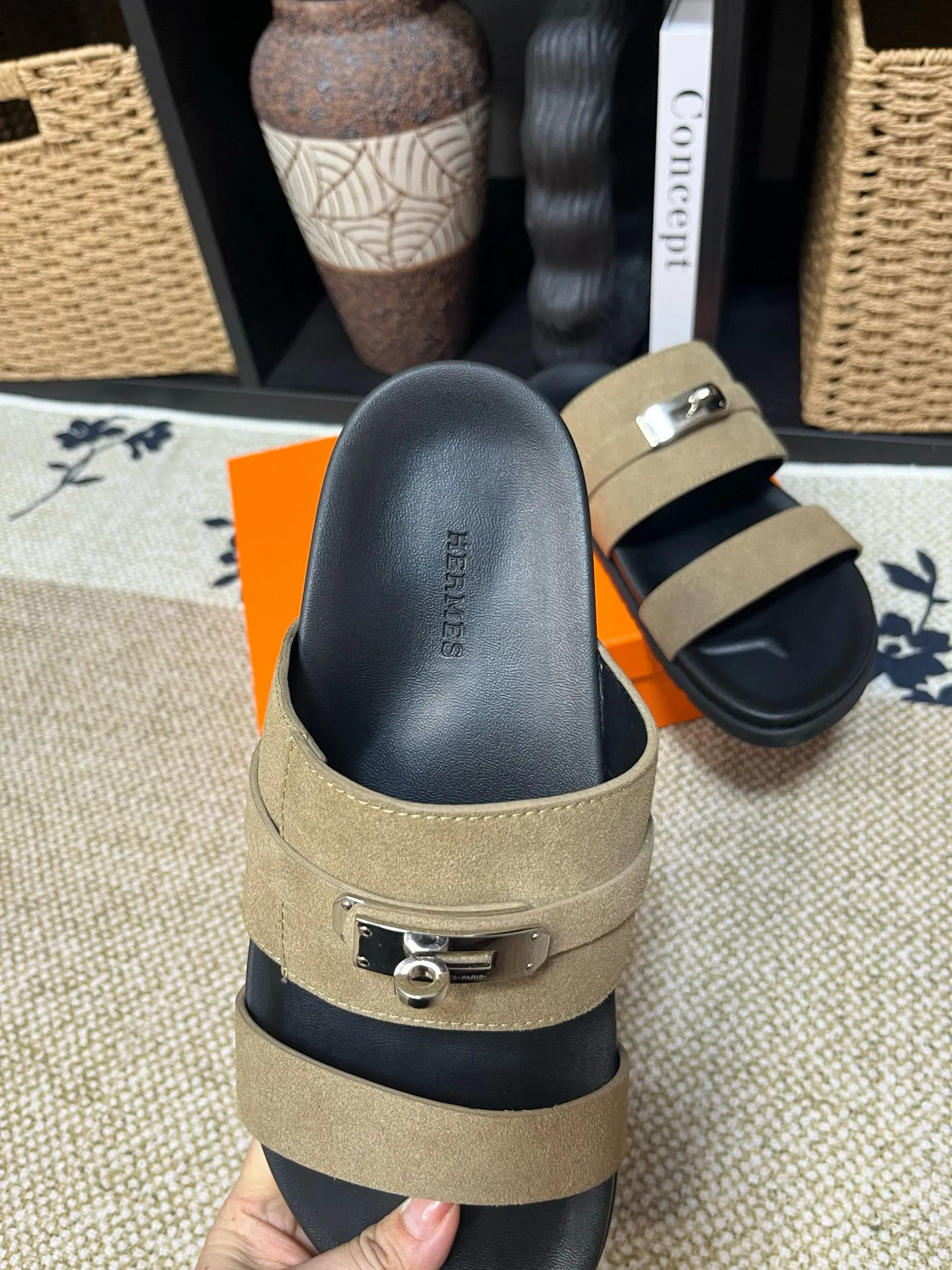 P300 Long-term stock Hermes men’s Kazimir slippers for couples - top quality woven calfskin functional sandals with intertwined uppers inspired by the “H” iconic pattern to create a casual look, perfect for summer. Imported cowhide + cowhide lining + TUP outsole Size: 35-46